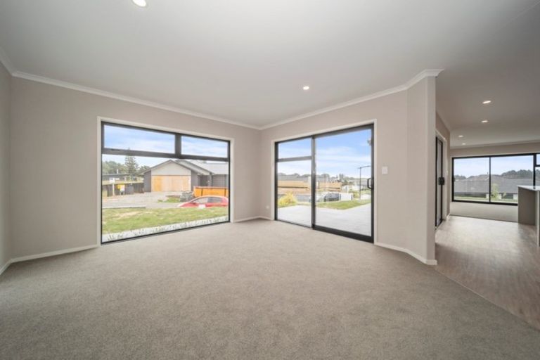Photo of property in 5 Oakmont Crescent, Waiwhakaiho, New Plymouth, 4312