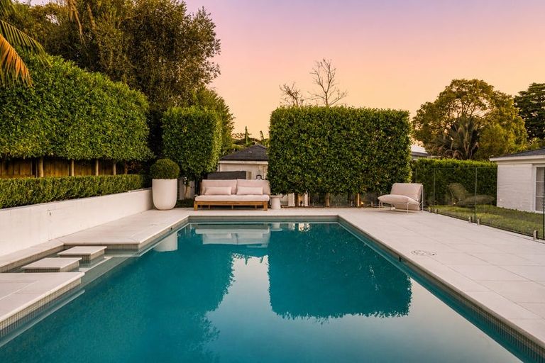 Photo of property in 1 Almond Grove, Greenhithe, Auckland, 0632