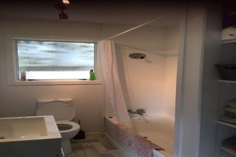 Photo of property in 37 Makiri Street, Helensville, 0800