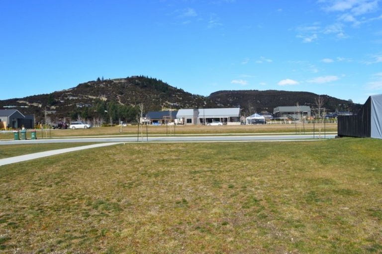 Photo of property in 17 Mount Creighton Crescent, Wanaka, 9305