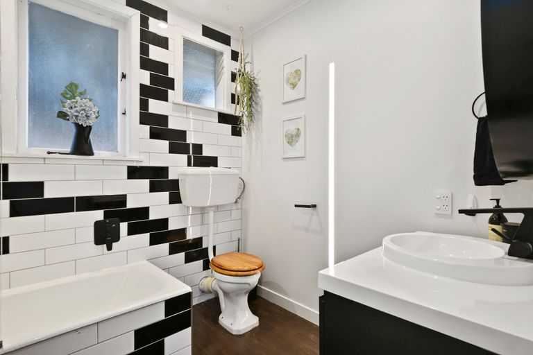 Photo of property in 10 Cobham Crescent, Kelston, Auckland, 0602