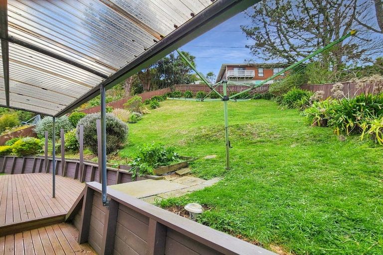 Photo of property in 56 Colchester Crescent, Newlands, Wellington, 6037