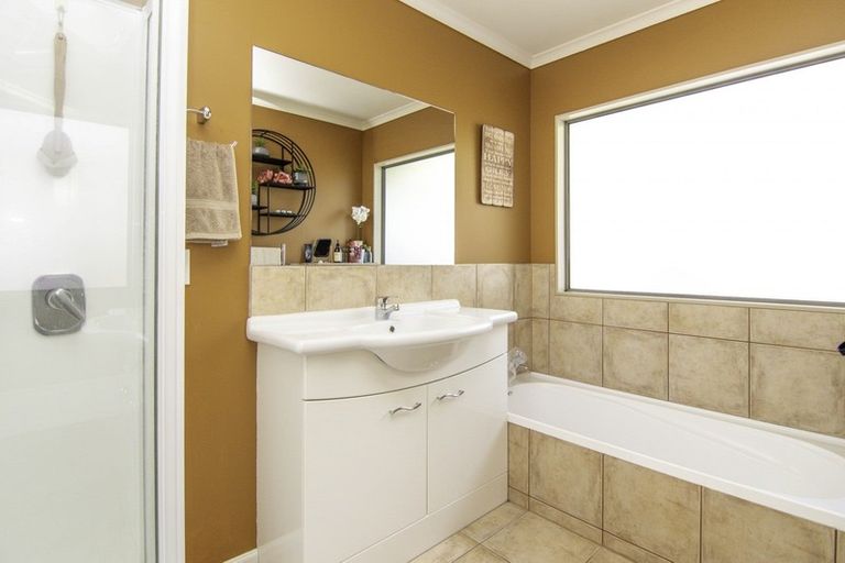 Photo of property in 119 Pacific Drive, Fitzherbert, Palmerston North, 4410