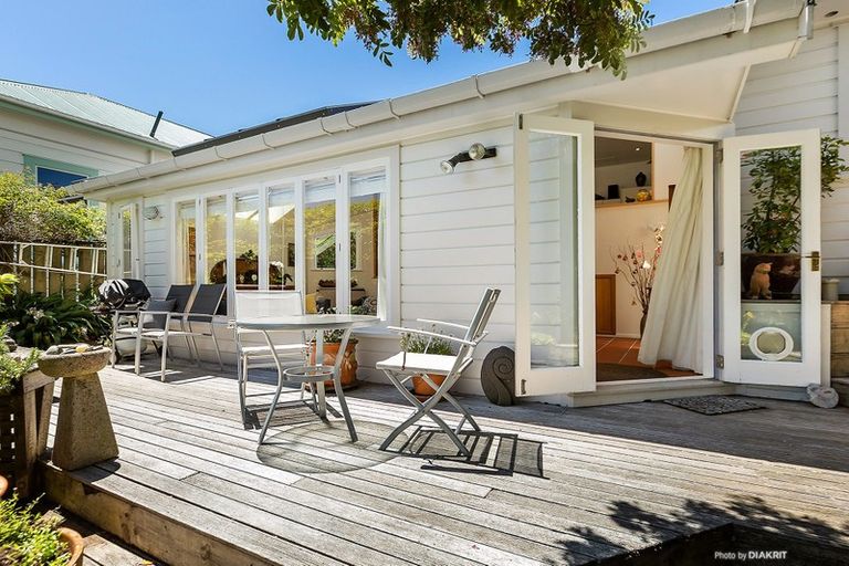 Photo of property in 22 Harbour View Road, Northland, Wellington, 6012