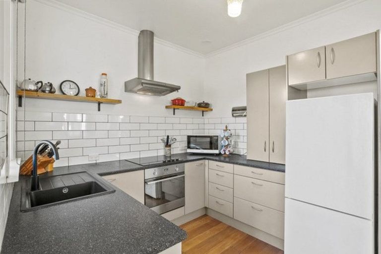 Photo of property in 41 Omata Road, Marfell, New Plymouth, 4310