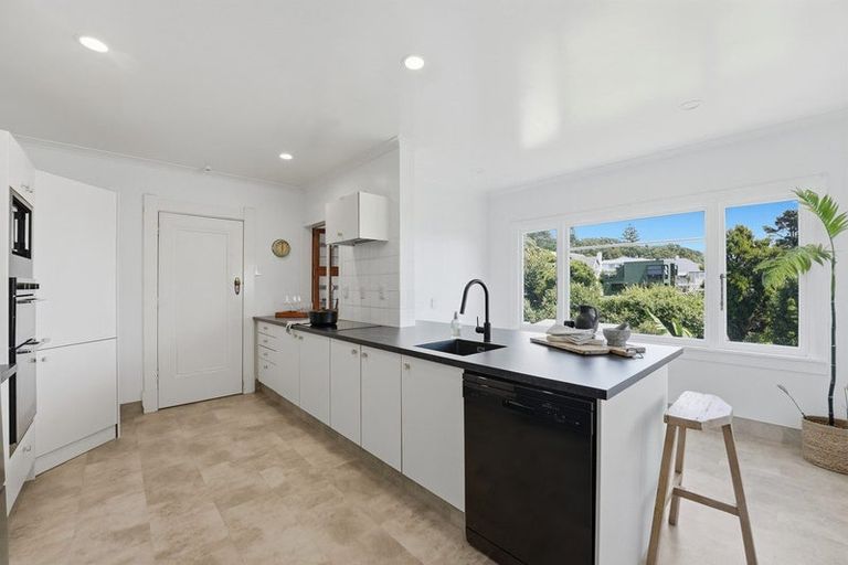 Photo of property in 6 Ridge Lane, New Plymouth, 4310