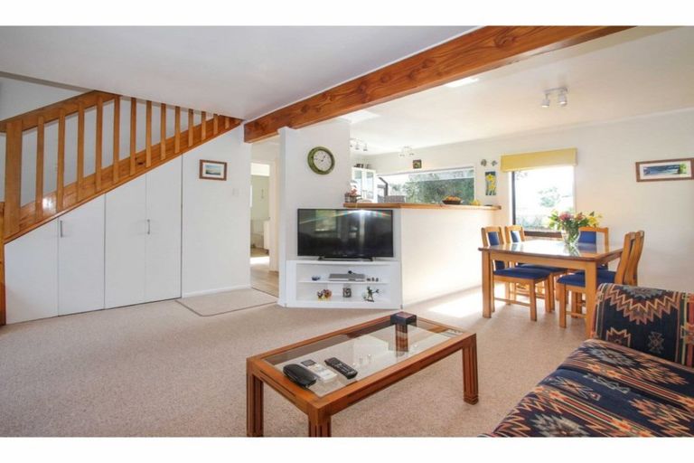 Photo of property in 2/28 Fairdale Place, Birkdale, Auckland, 0626