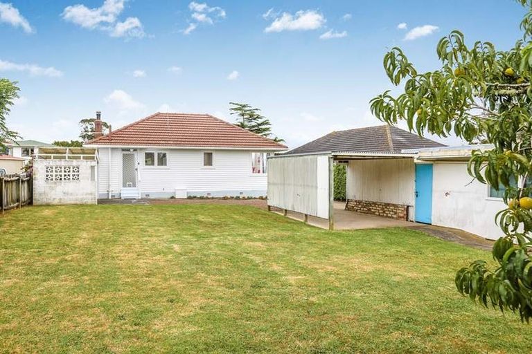 Photo of property in 14 Mackenzie Street, Te Atatu South, Auckland, 0610
