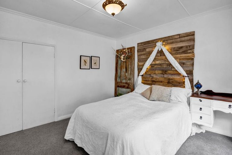 Photo of property in 12 Brooklands Road, New Plymouth, 4310