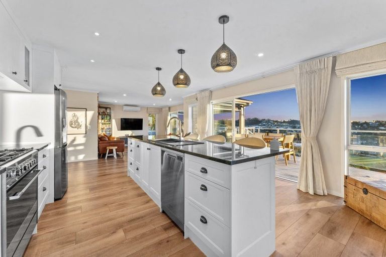 Photo of property in 8 Waititiro Rise, Stanmore Bay, Whangaparaoa, 0932