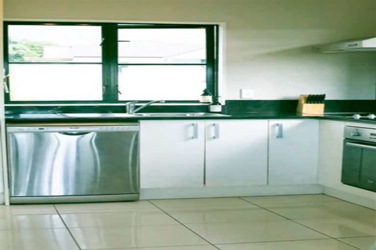 Photo of property in 1/5 Ribbonwood Crescent, Goodwood Heights, Auckland, 2105