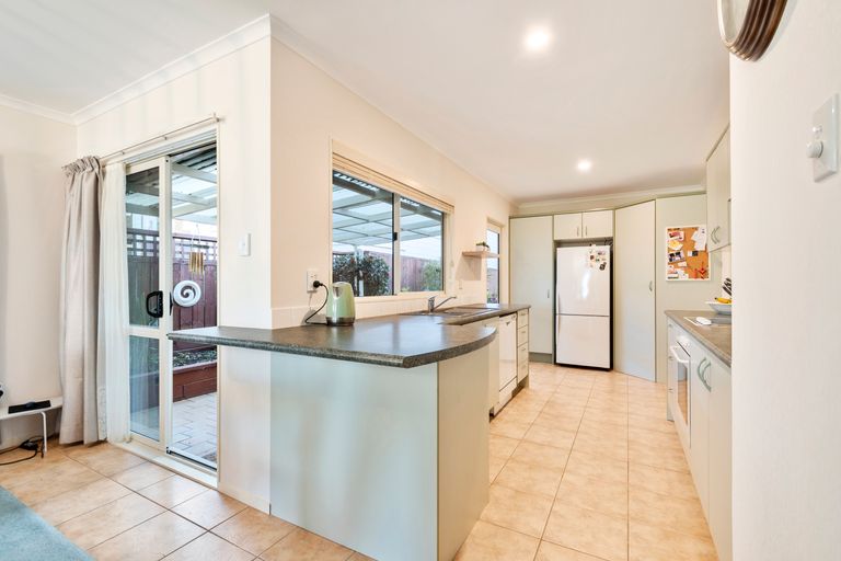 Photo of property in 37 Roys Road, Weymouth, Auckland, 2103