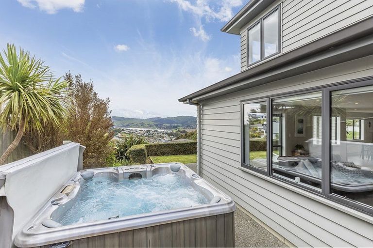 Photo of property in 75 Endeavour Drive, Whitby, Porirua, 5024