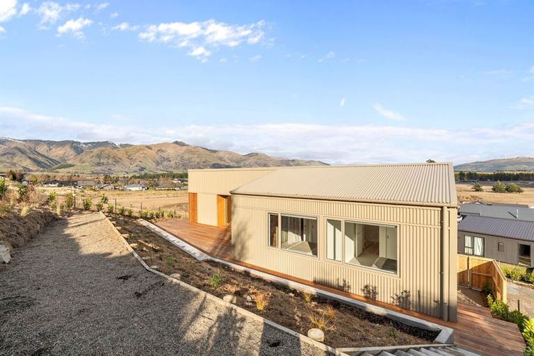 Photo of property in 33 Tomtit Crescent, Lake Hawea, 9382