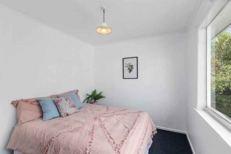 Photo of property in 25 Brooker Grove, Newlands, Wellington, 6037