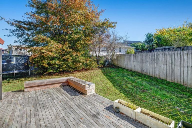 Photo of property in 12 Thalia Place, Totara Vale, Auckland, 0629