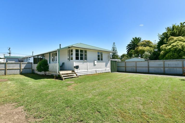 Photo of property in 2/11 Parakai Avenue, Parakai, 0830