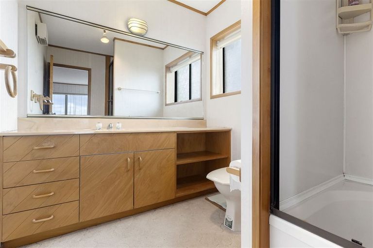 Photo of property in 42 Kennedy Avenue, Forrest Hill, Auckland, 0620