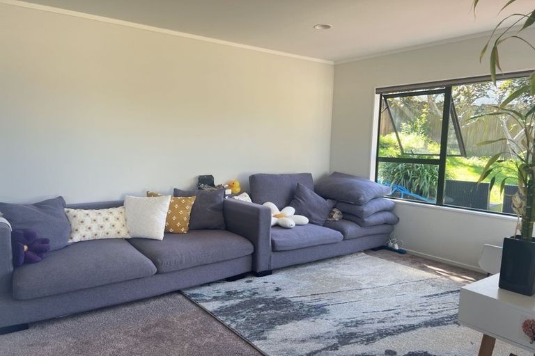 Photo of property in 11 Amery Place, West Harbour, Auckland, 0618