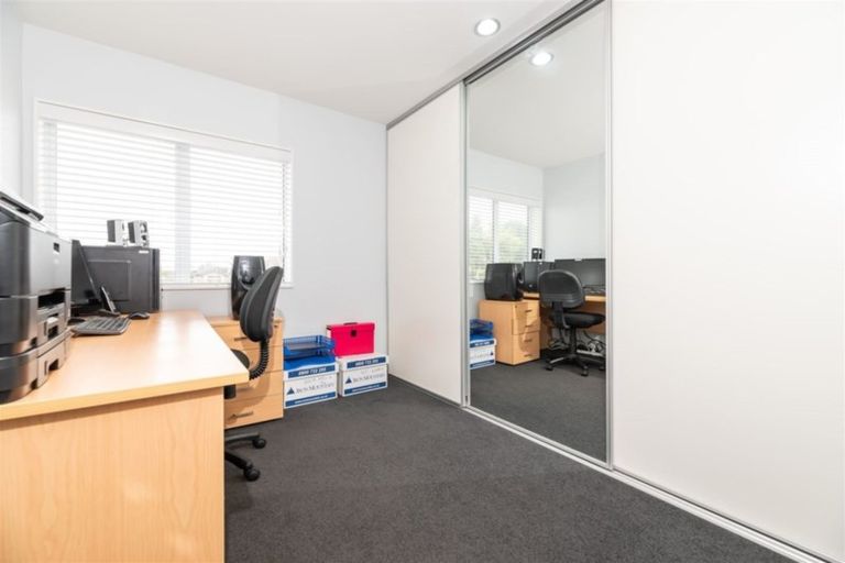 Photo of property in 92 Lake Panorama Drive, Henderson Valley, Auckland, 0612