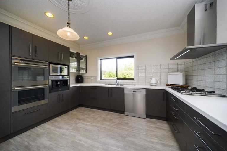 Photo of property in 21 Springdale Grove, Fitzherbert, Palmerston North, 4410