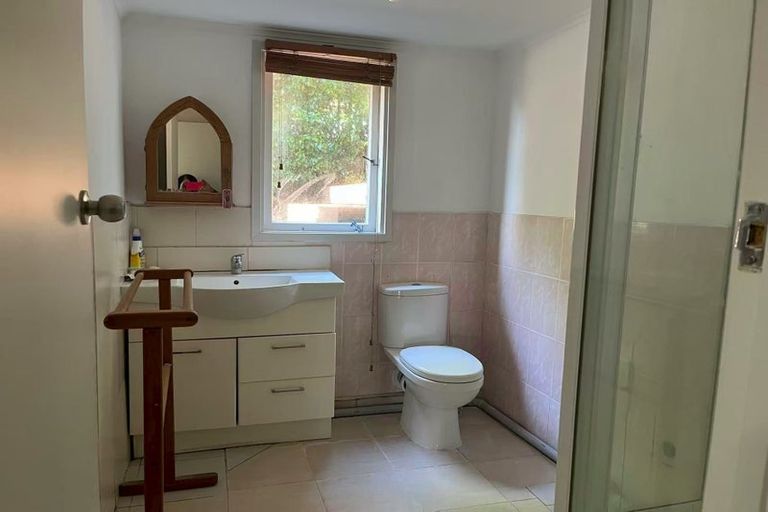 Photo of property in 2/68 Pupuke Road, Hillcrest, Auckland, 0627