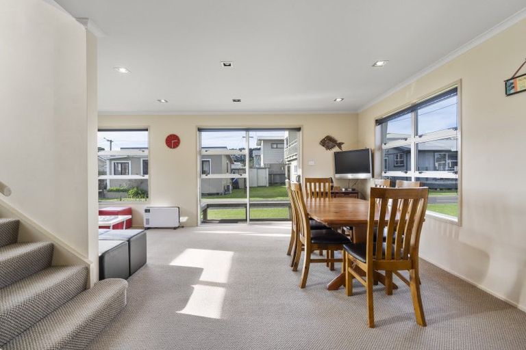 Photo of property in 68 Sixth Avenue, Urenui, 4377