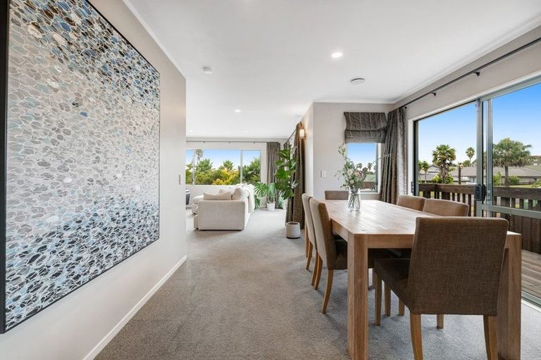 Photo of property in 24 Goldfinch Rise, Unsworth Heights, Auckland, 0632