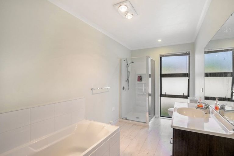 Photo of property in 18 Helenslee Road, Pokeno, 2402