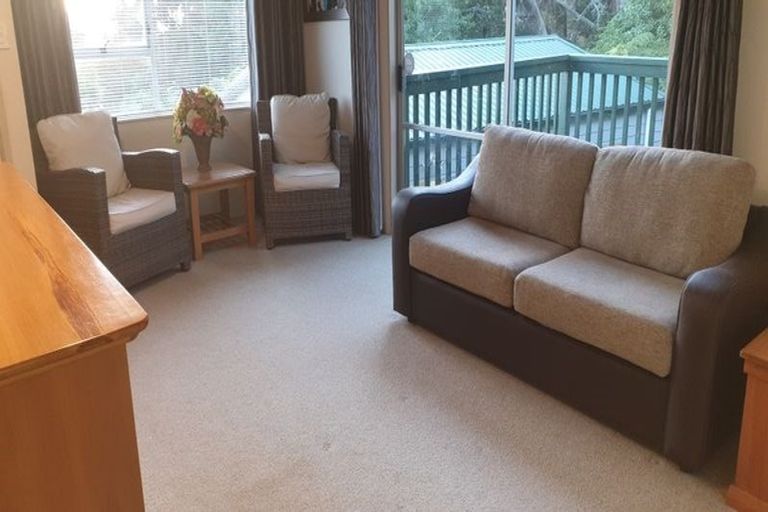 Photo of property in 2/8 Glenvale Place, Totara Vale, Auckland, 0629