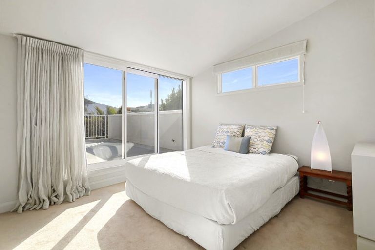 Photo of property in 27 Moir Street, Mount Victoria, Wellington, 6011