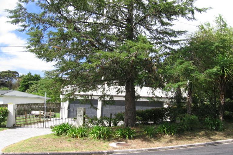 Photo of property in 15 Coroglen Avenue, Birkenhead, Auckland, 0626