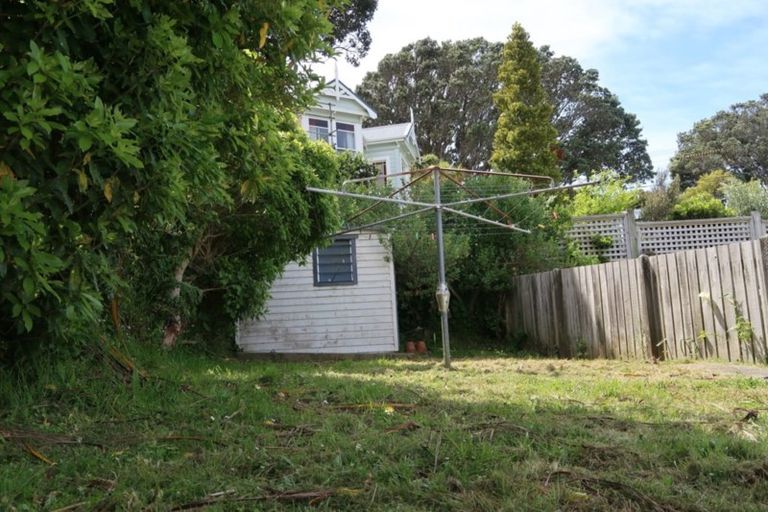 Photo of property in 70 Northland Road, Northland, Wellington, 6012
