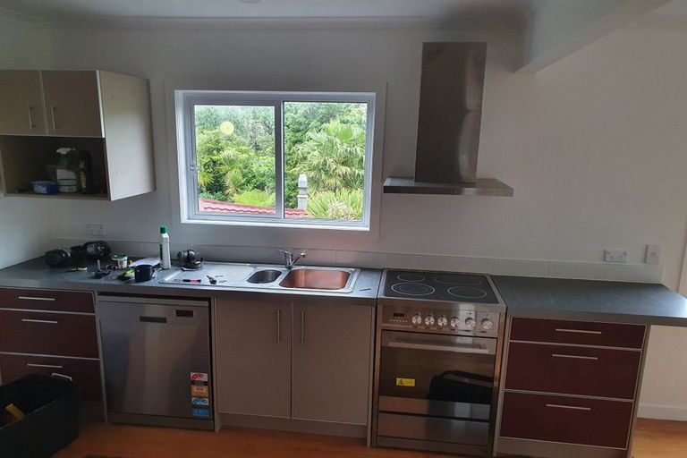 Photo of property in 15 Maori Hut Road, Red Beach, 0932