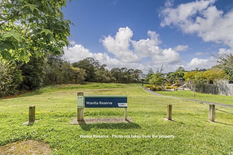 Photo of property in 3 Julia Place, Totara Vale, Auckland, 0629