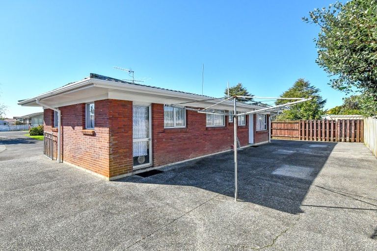 Photo of property in 2/16 Gibbons Road, Weymouth, Auckland, 2103