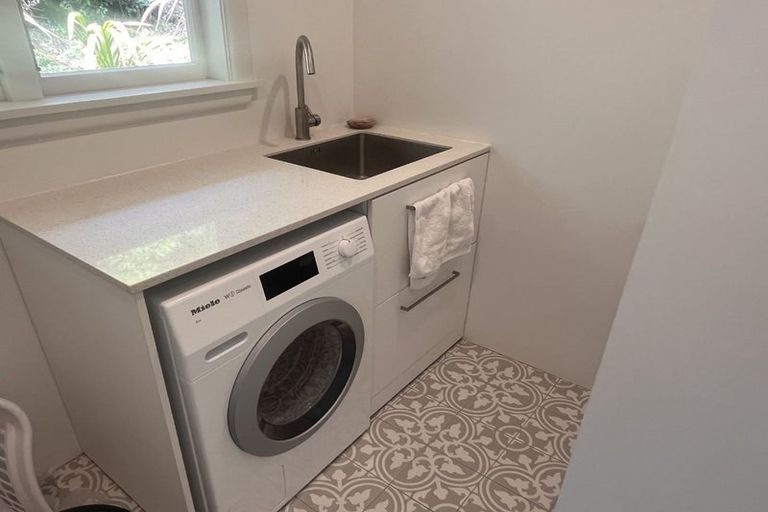 Photo of property in 64 Moncks Spur Road, Redcliffs, Christchurch, 8081