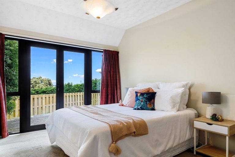 Photo of property in 5 Drayton Drive, Mount Pleasant, Christchurch, 8081