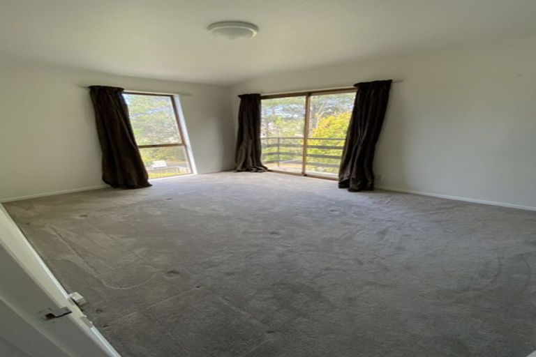 Photo of property in 2/13 Saddleback Rise, Murrays Bay, Auckland, 0630
