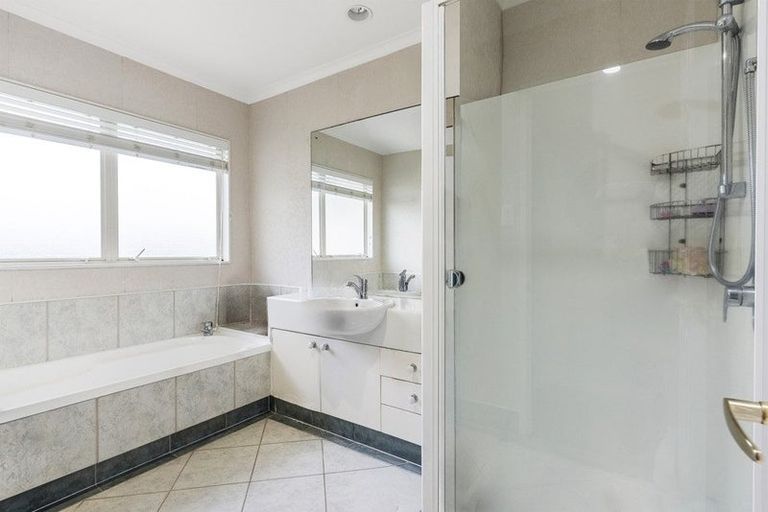 Photo of property in 24 Corta Bella Place, Golflands, Auckland, 2013