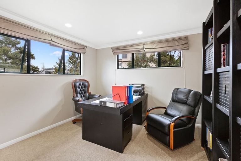 Photo of property in 6 David Beattie Place, Chatswood, Auckland, 0626