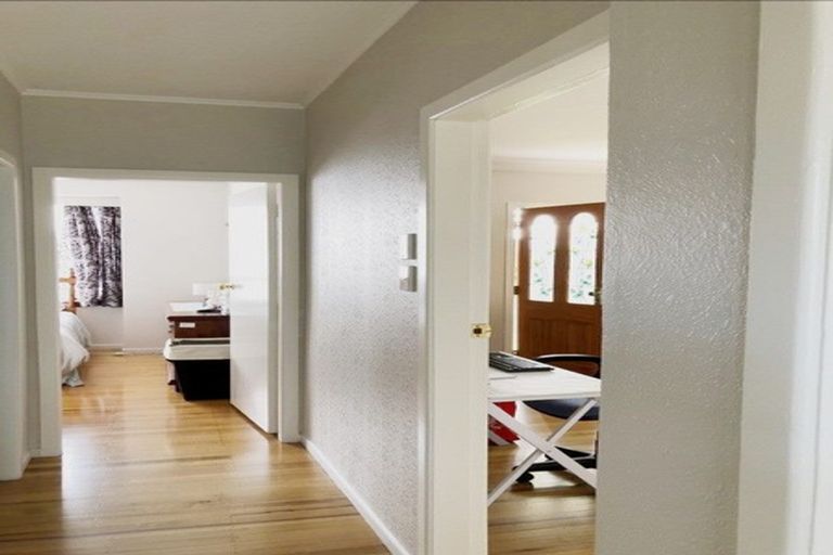 Photo of property in 18 Yeovil Road, Te Atatu Peninsula, Auckland, 0610