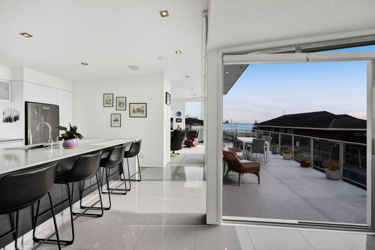 Photo of property in 2/5 Beach Street, Fitzroy, New Plymouth, 4312