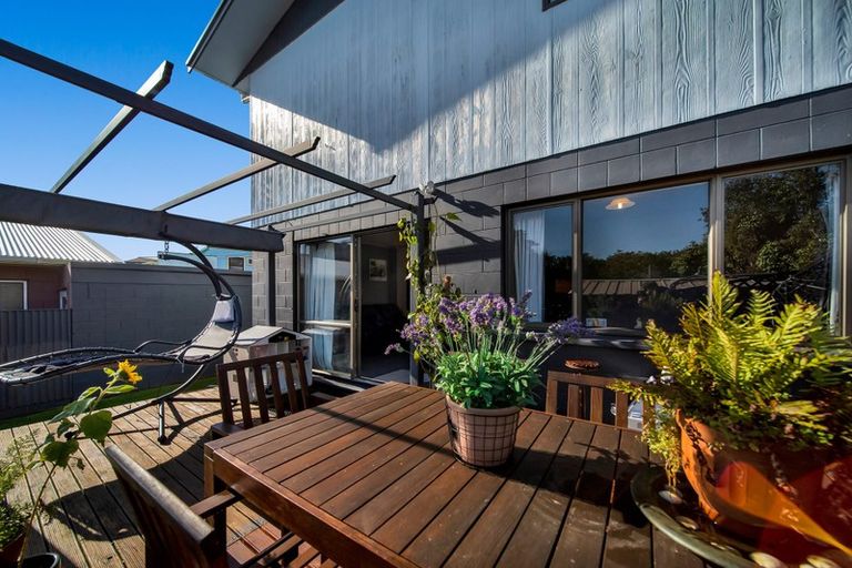 Photo of property in 84 Pioneer Road, Moturoa, New Plymouth, 4310