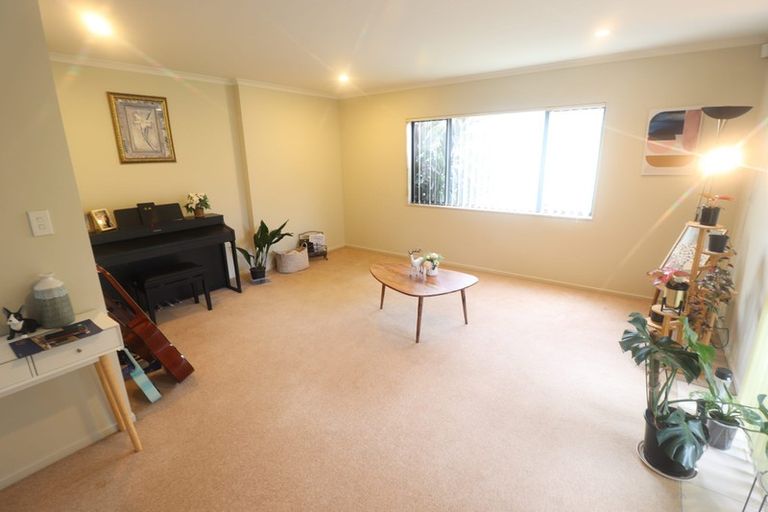 Photo of property in 16 Crimson Park, Oteha, Auckland, 0632