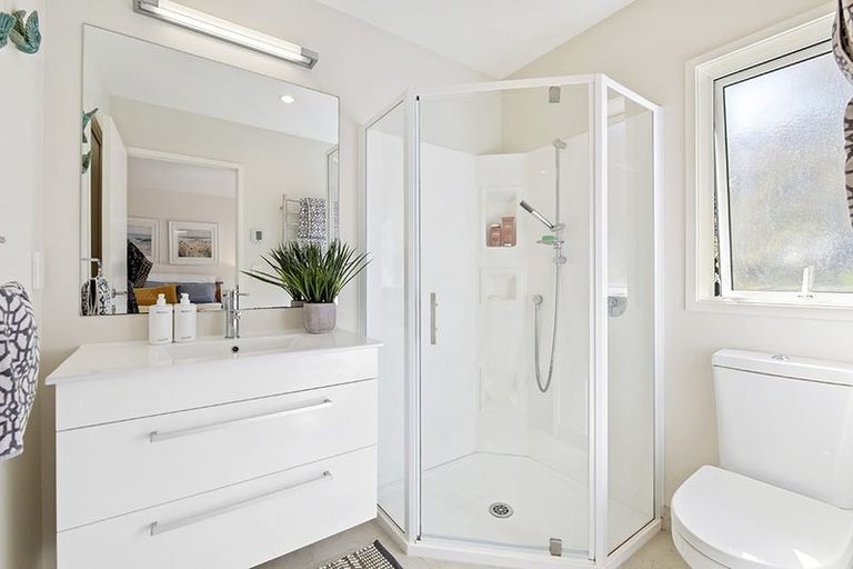 Photo of property in 92a Beach Road, Castor Bay, Auckland, 0620