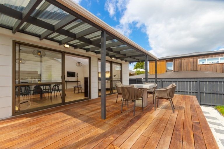 Photo of property in 2/17 Oliver Street, Point Chevalier, Auckland, 1022