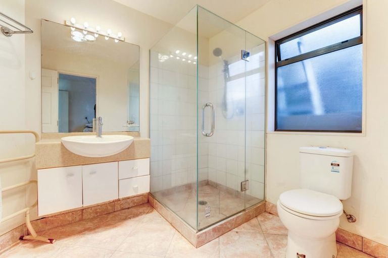Photo of property in 18 Ribbonwood Crescent, Goodwood Heights, Auckland, 2105