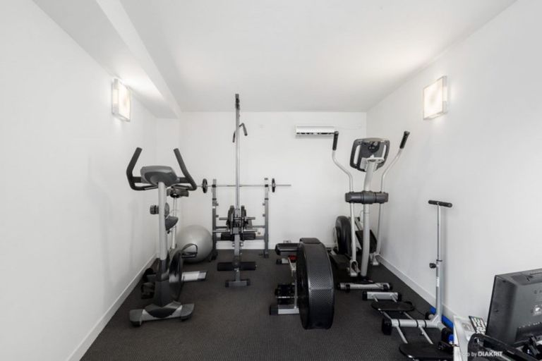 Photo of property in 21 Bendigo Grove, Newlands, Wellington, 6037