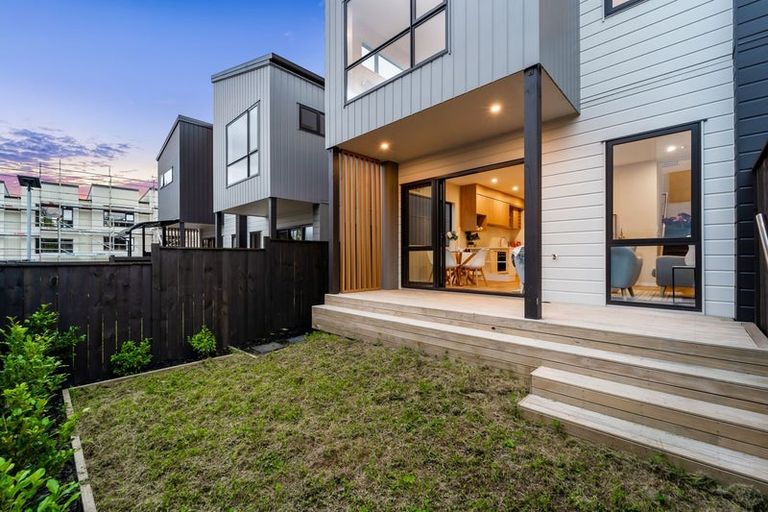 Photo of property in 10 Don Oliver Lane, Glen Eden, 0602